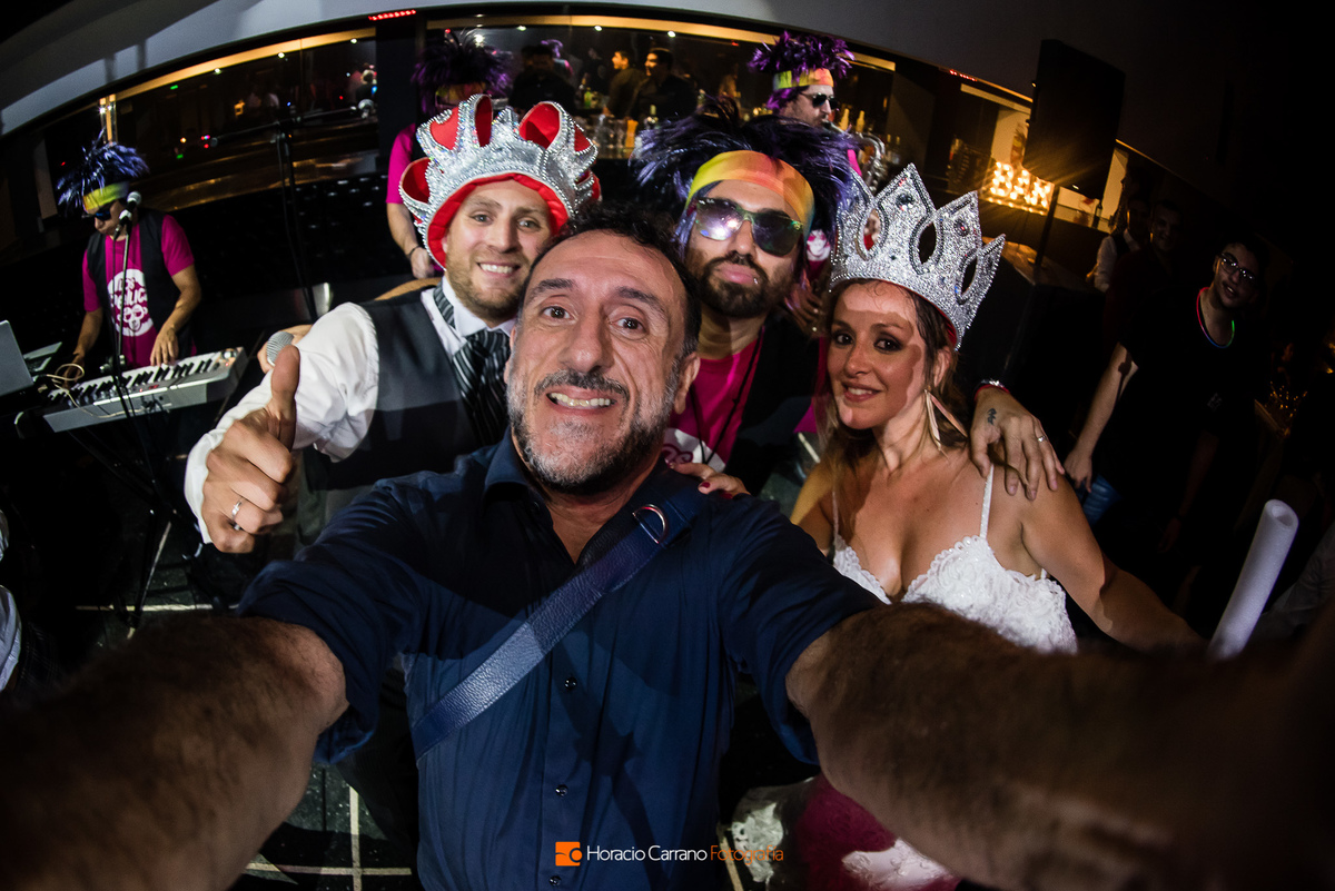 Selfie Horacio Carrano con los novios  en Punto Bahía Eventos