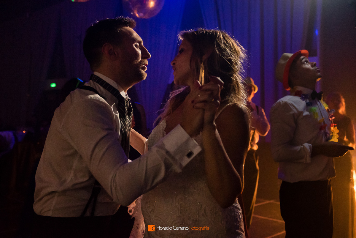 Bailan los novios con la música de Grupo Sarapura Dj en Punto Bahía Eventos