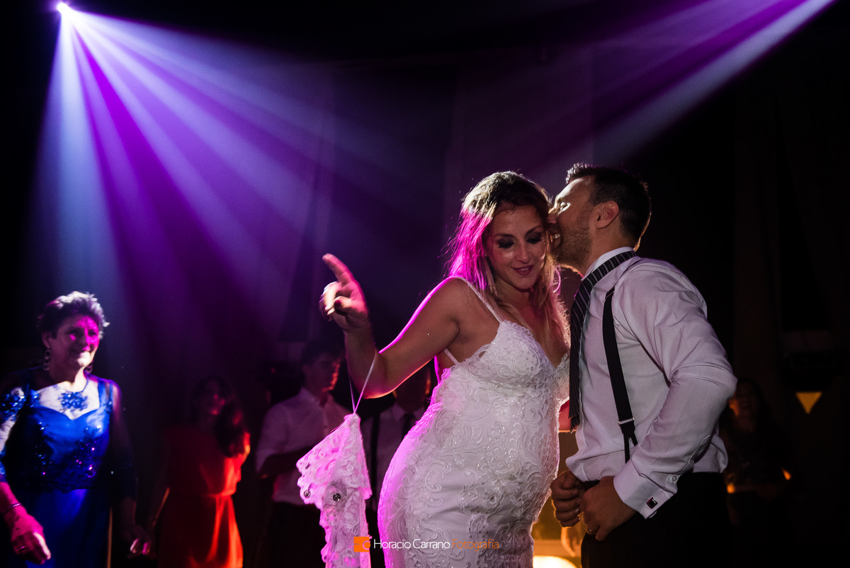 Bailan los novios con la música de Grupo Sarapura Dj en Punto Bahía Eventos