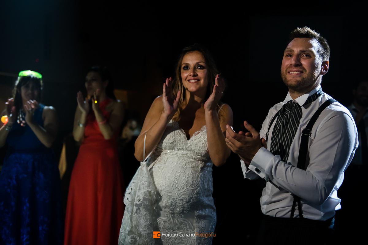  los novios mirando el Video final de Gustavo Longo Videografo en Punto Bahía Eventos