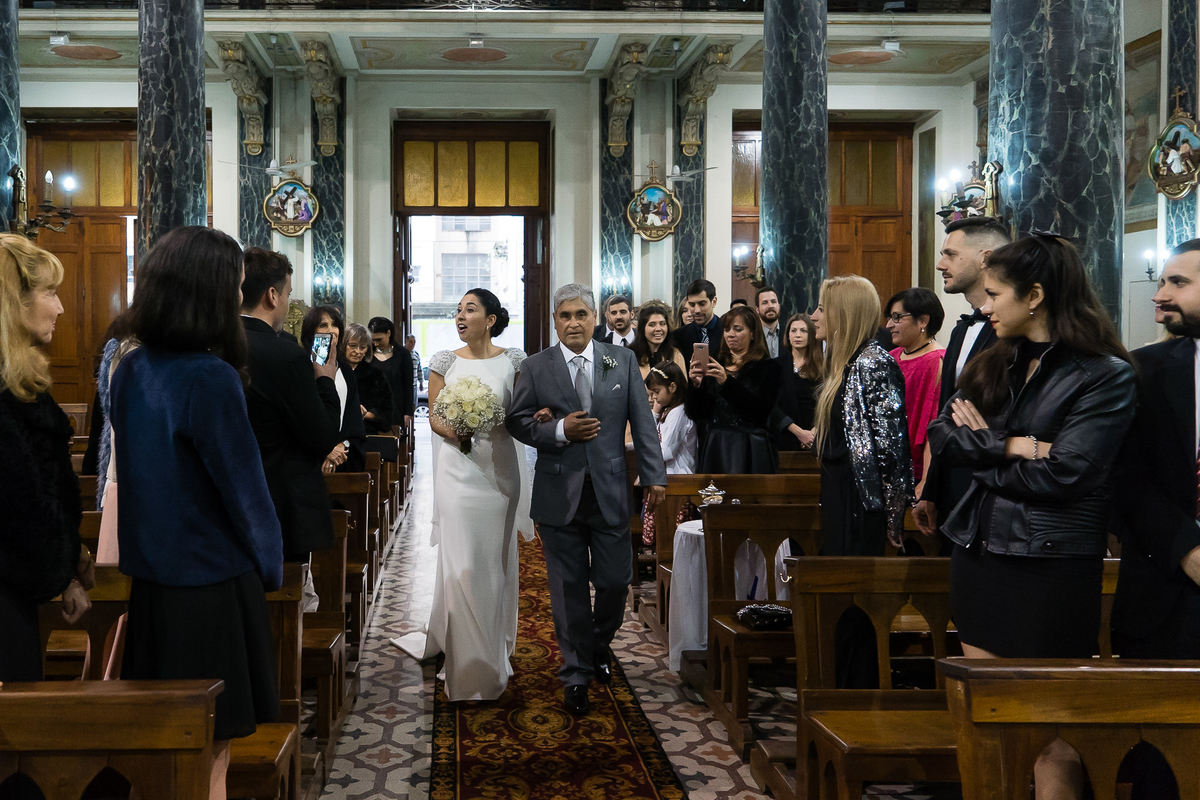 novia entrando a la iglesia con su papá Parroquia Santa Rosa de Lima Rosario