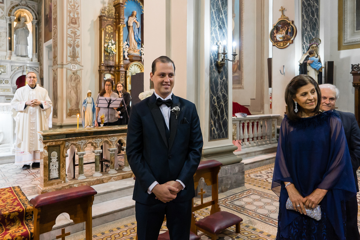 Novio mirando a la novia entrando a la iglesia  Parroquia Santa Rosa de Lima Rosario