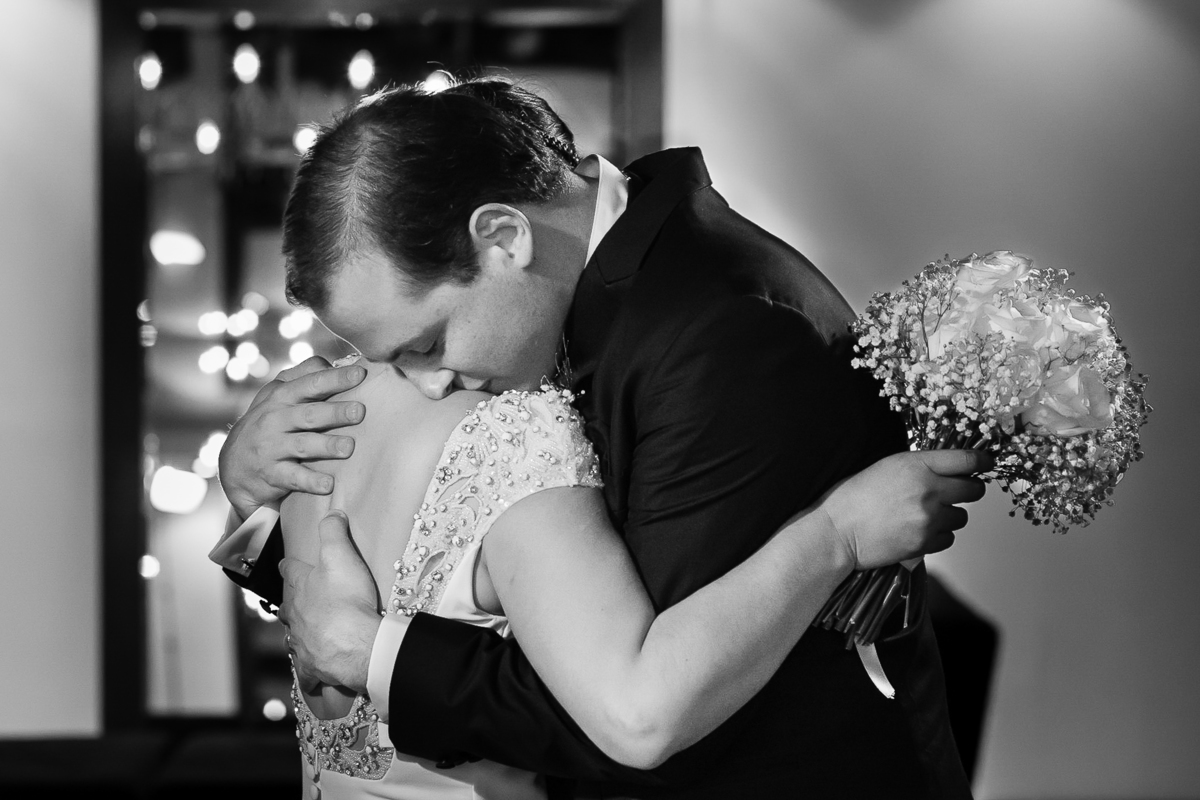 abrazo de los novios en Parada Uno Funes