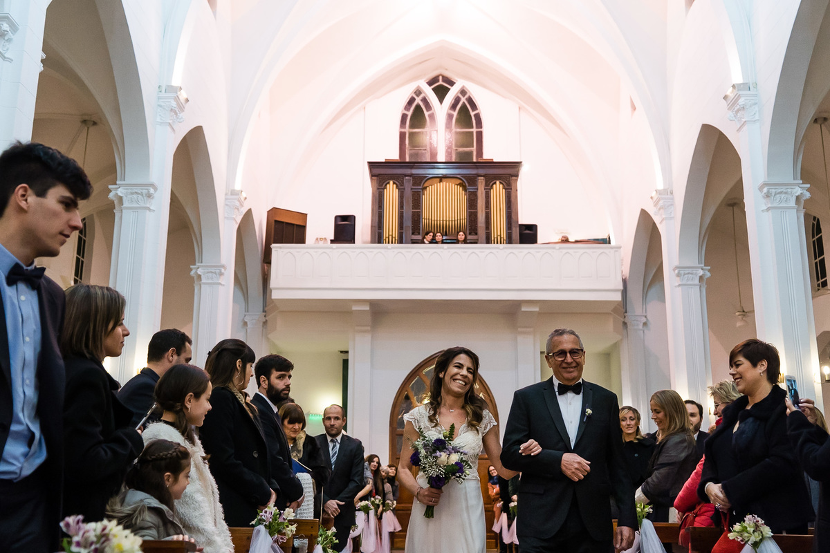 novia entrando a la iglesia con su papá