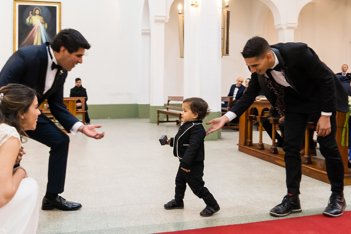 Nene alcanzándole los anillos a los novios en Parroquia San Patricio