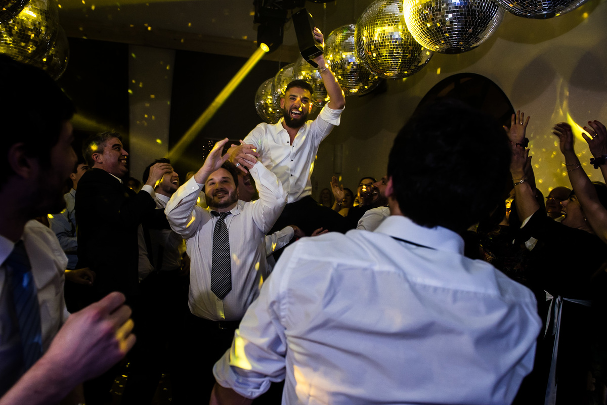 Solteros agarran el wiskey