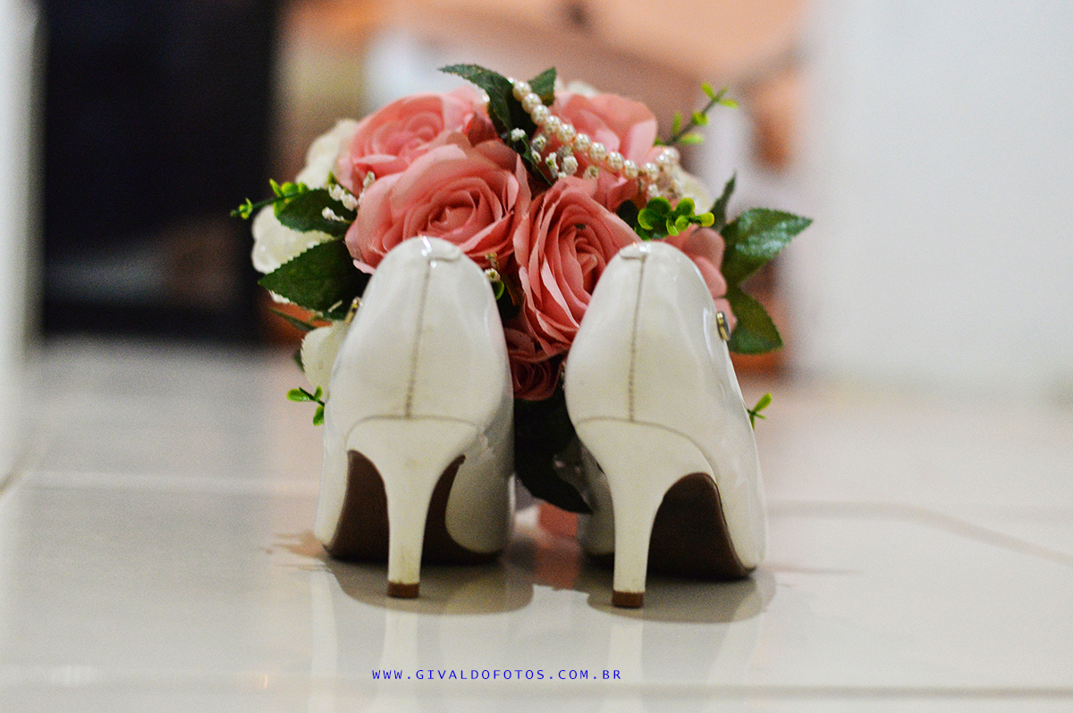 Fotografia calçado á ser colocado na Noiva