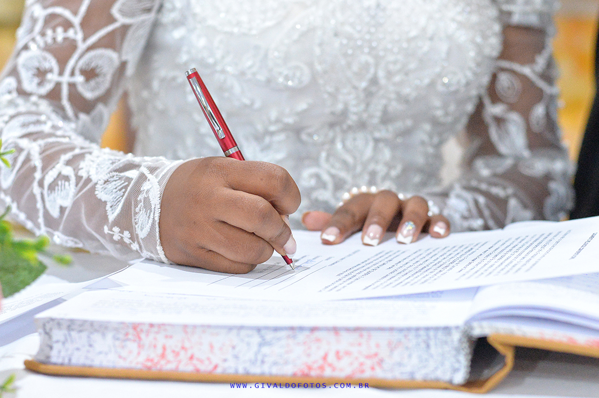 Fotografia assinatura da noiva no livro do matrimonio