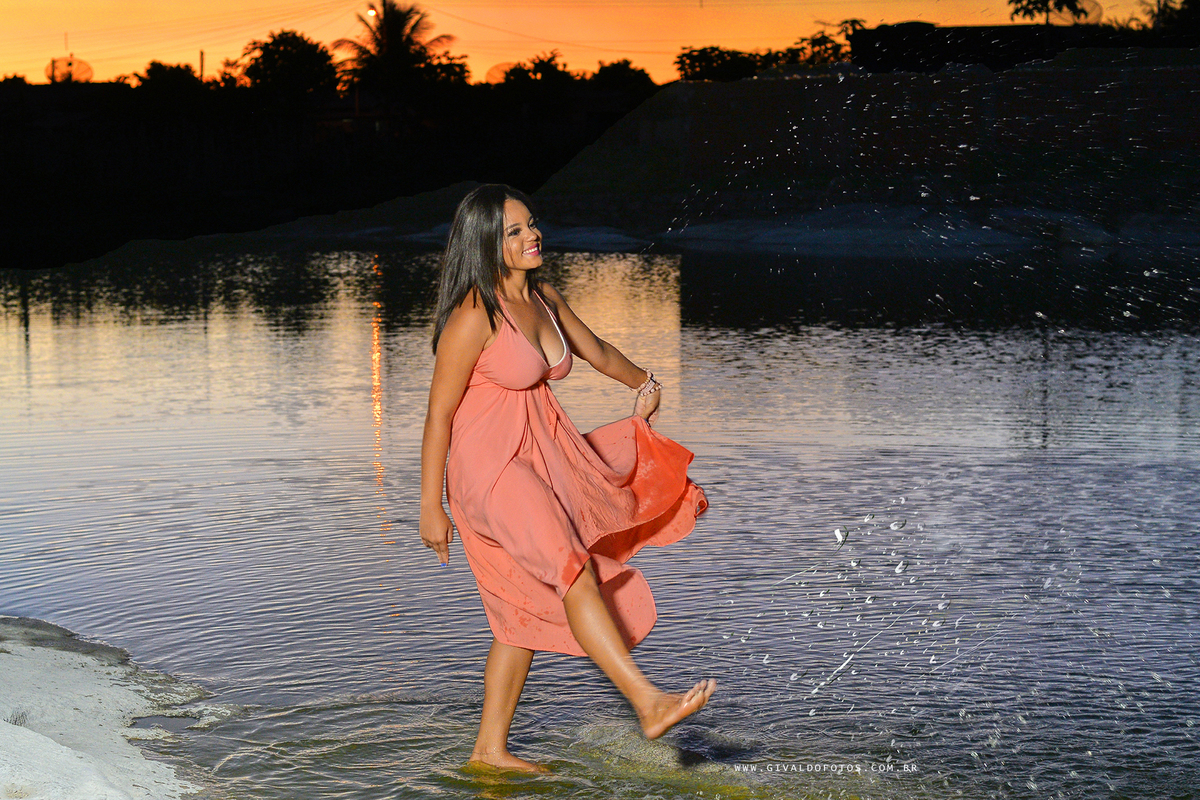 Fotografia Ana chuta água feliz da vida e o fotografo atento