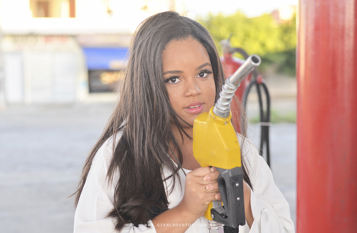 foto Ana bomba nas mãos 