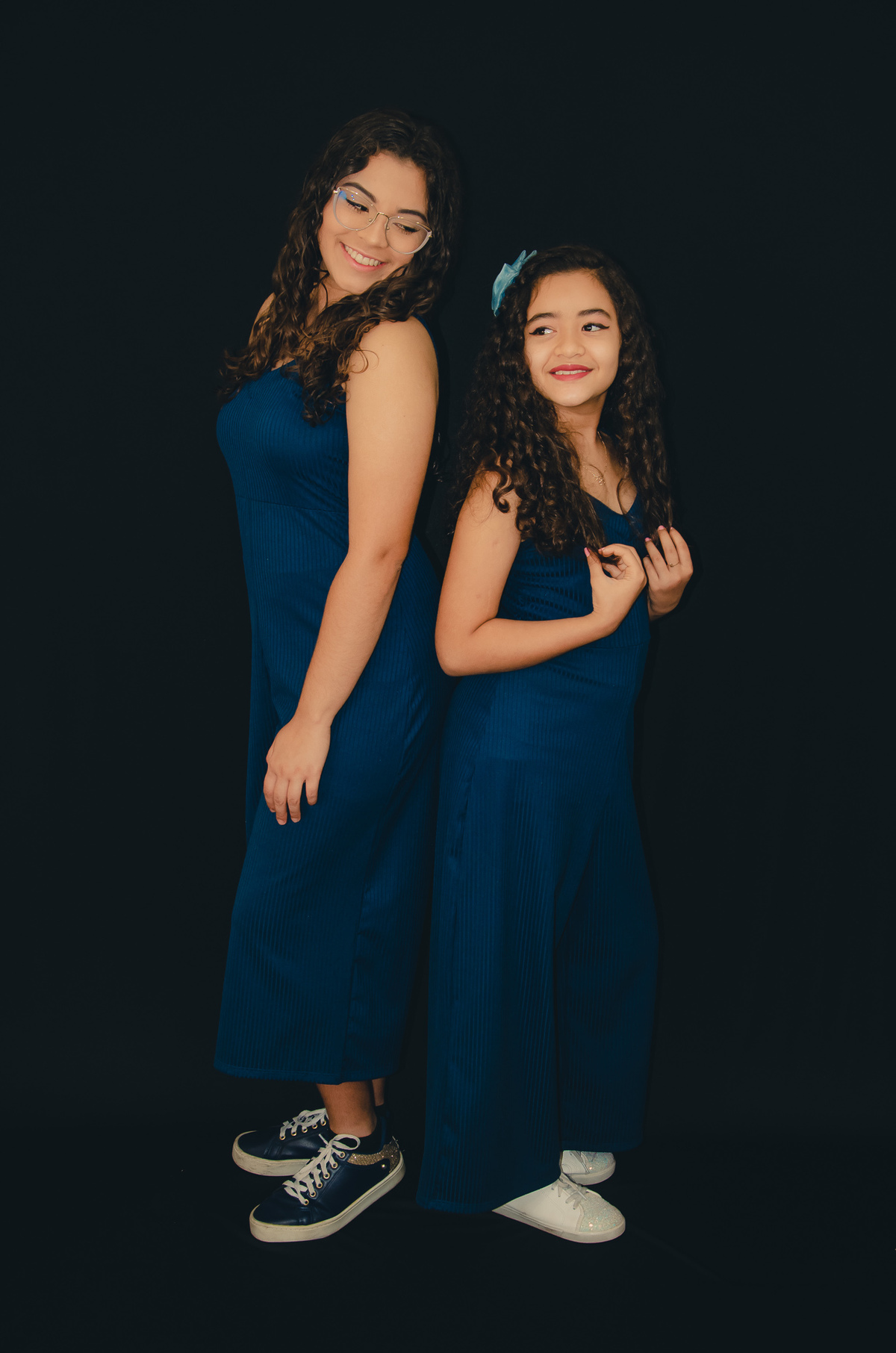 foto irmãs macacão azul em Estúdio