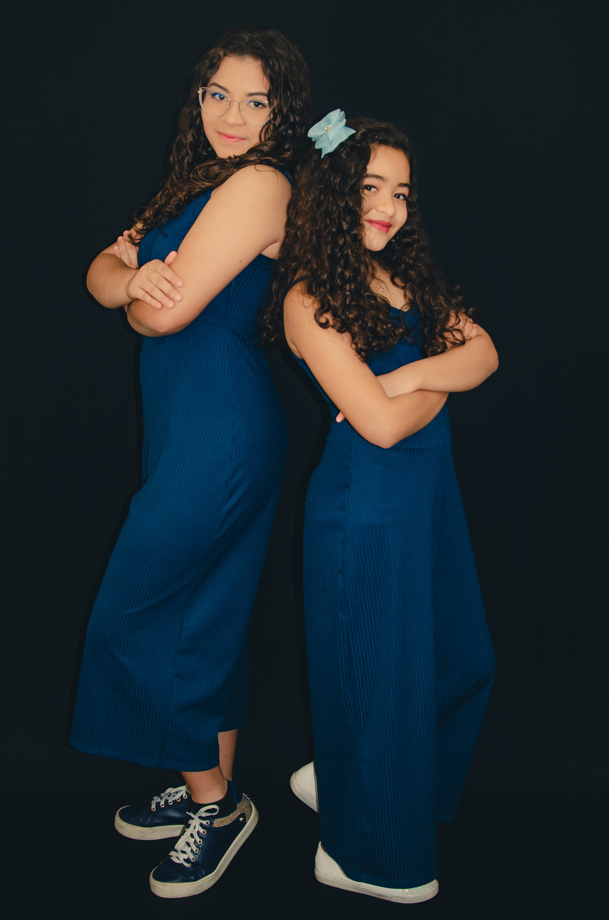foto irmãs macacão azul em Estúdio fundo preto