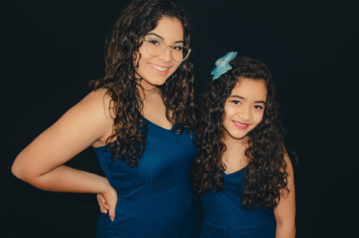 foto irmãs macacão azul em Estúdio 