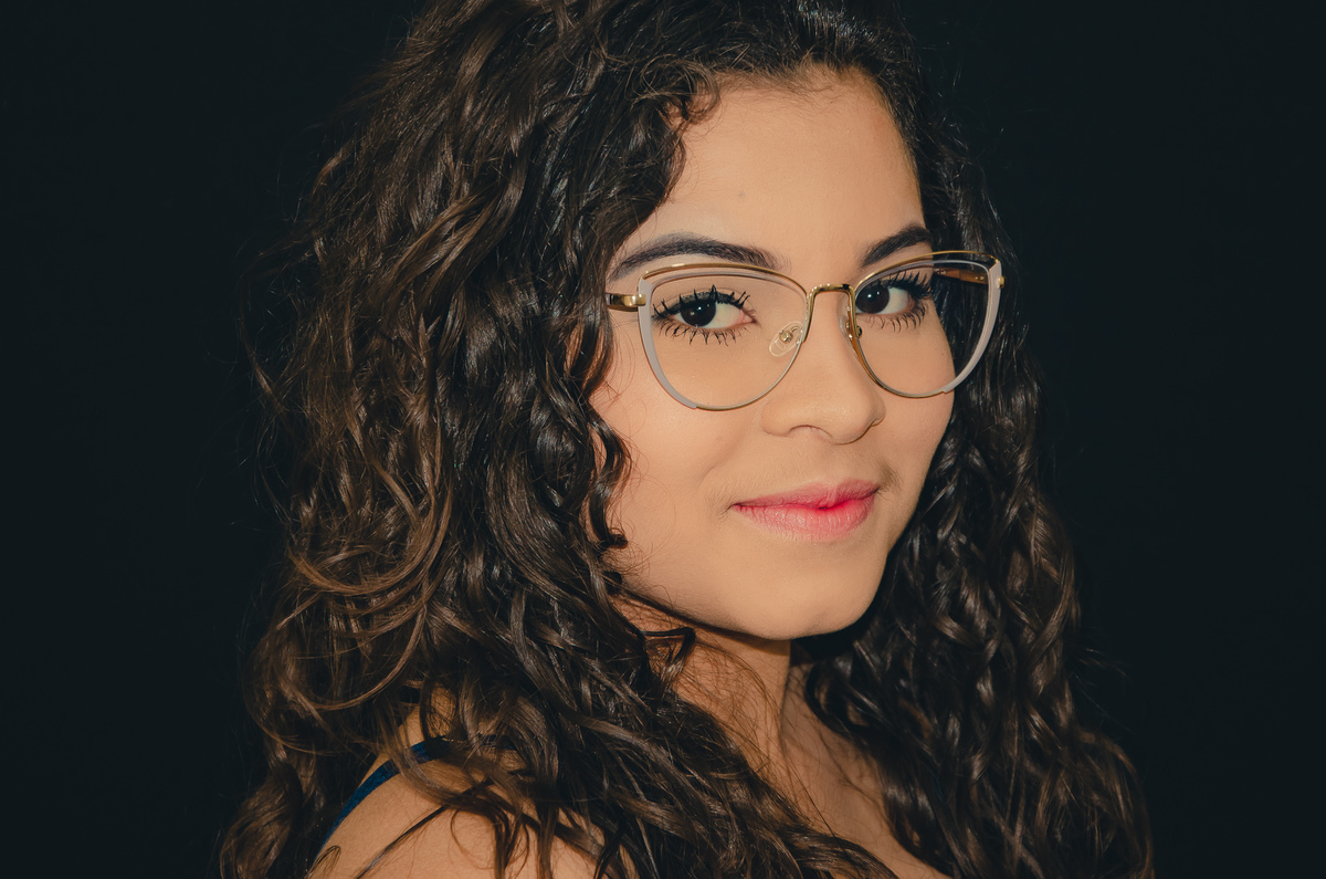 foto feminina estúdio fundo preto close