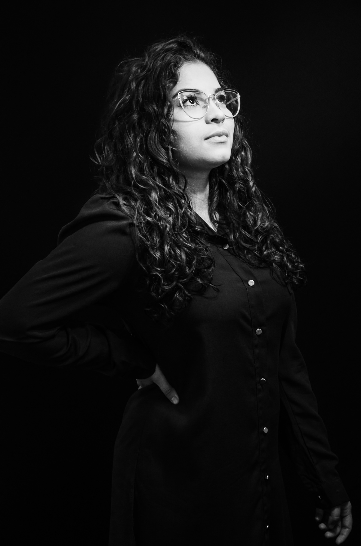 foto feminina luz de estúdio preto e branco sorriso