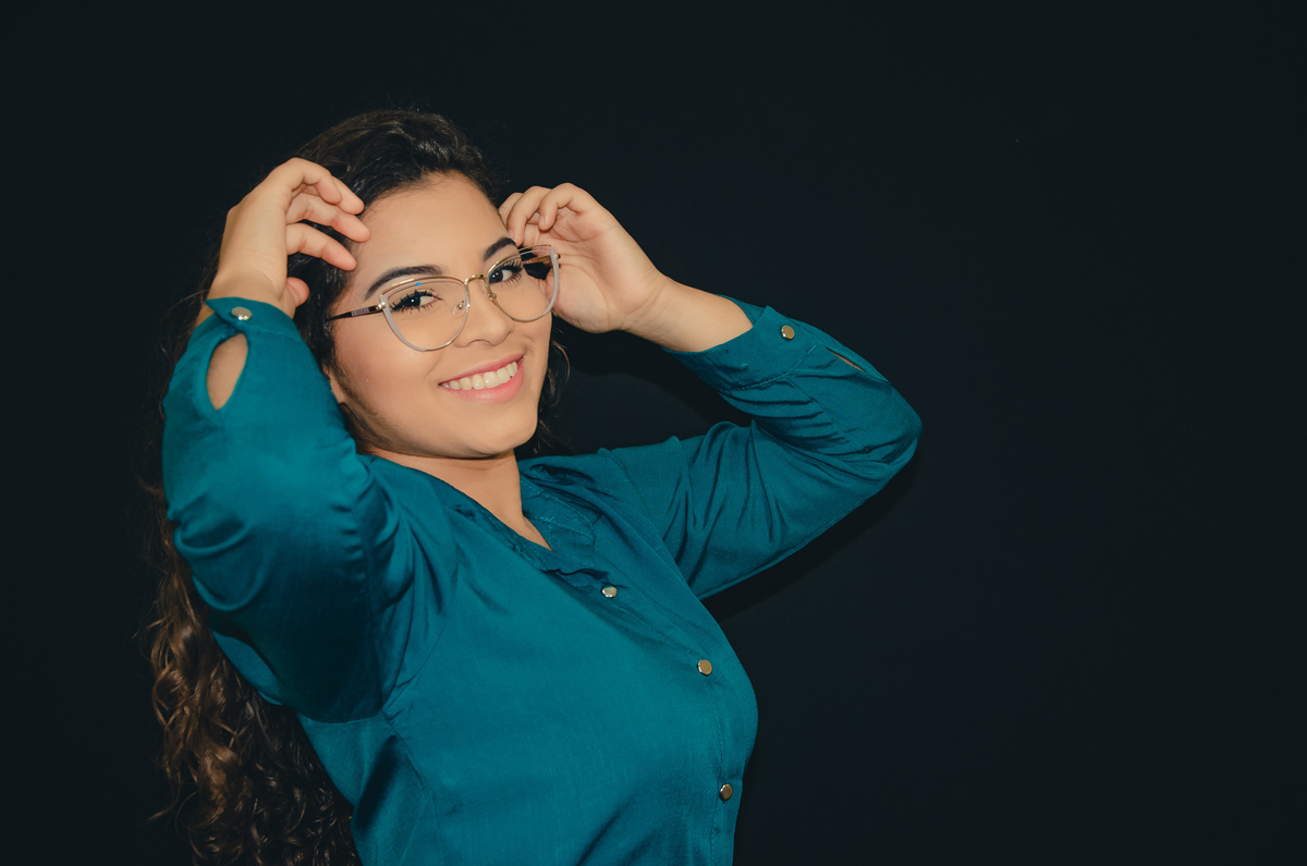 foto feminina vestido verde fundo preto