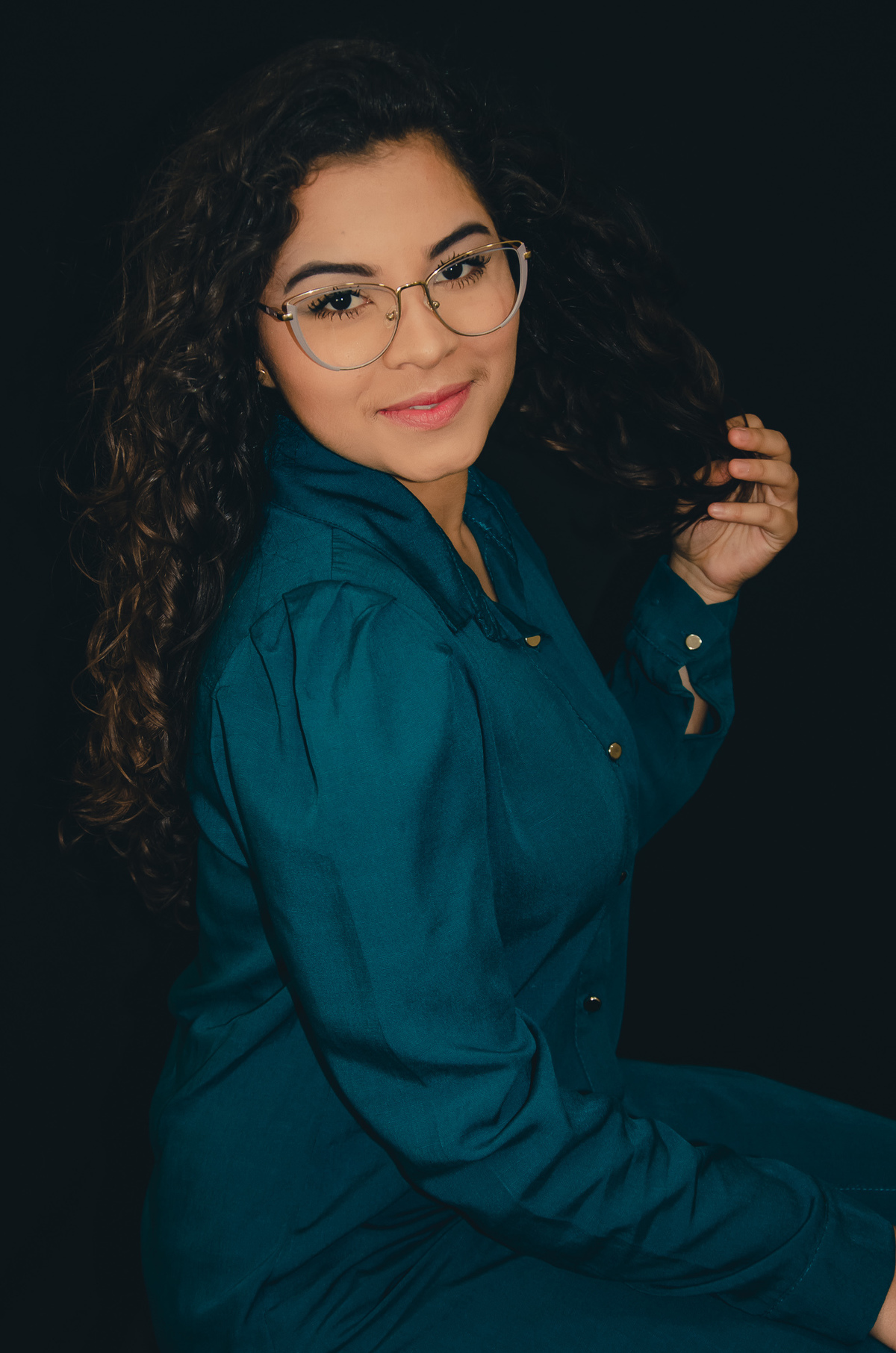 foto feminina vestido verde fundo preto