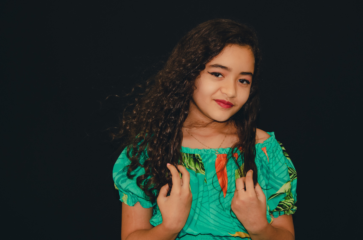 foto menina em estudio fundo preto