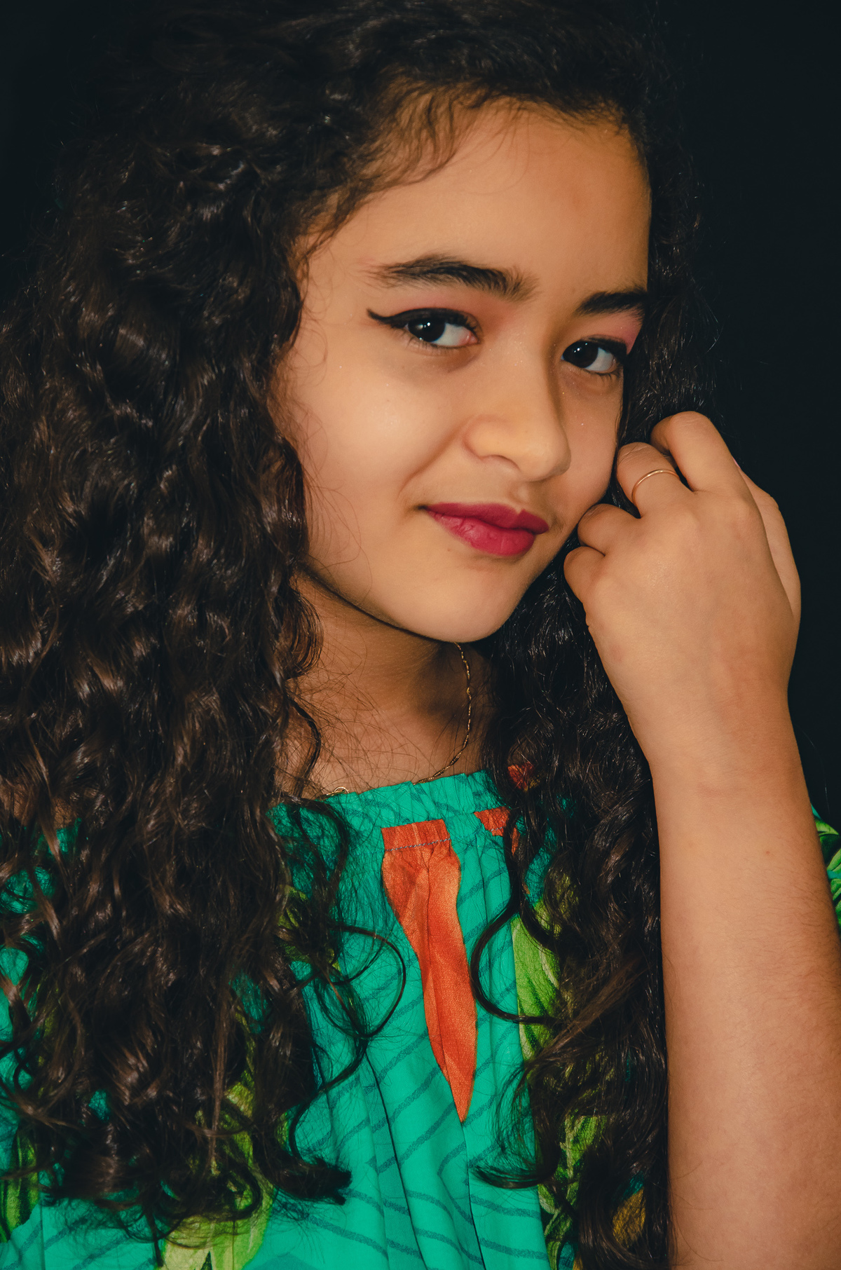 foto menina em estudio fundo preto