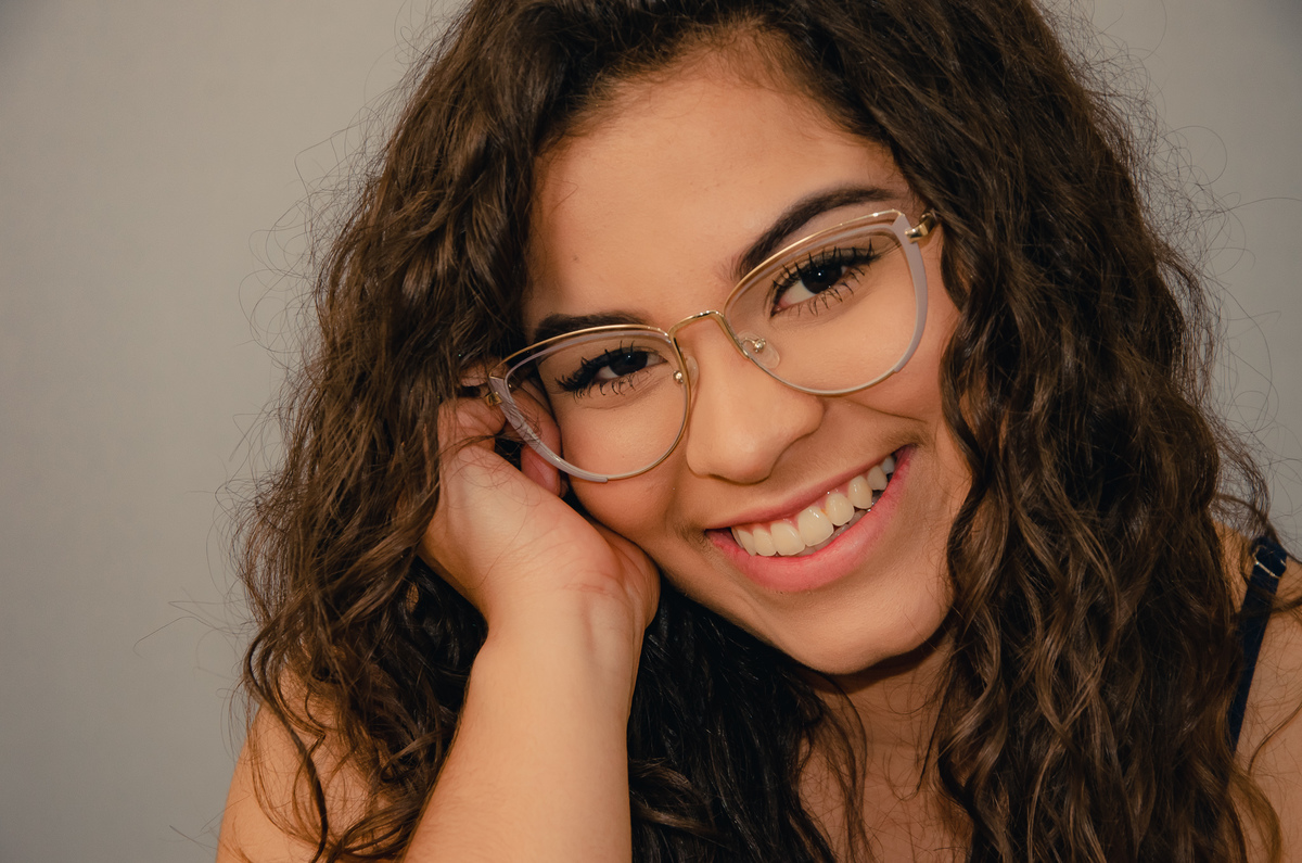 foto feminina close sorrindo fundo branco