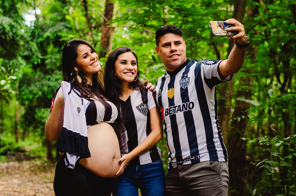foto gestante familia externa camisa de time