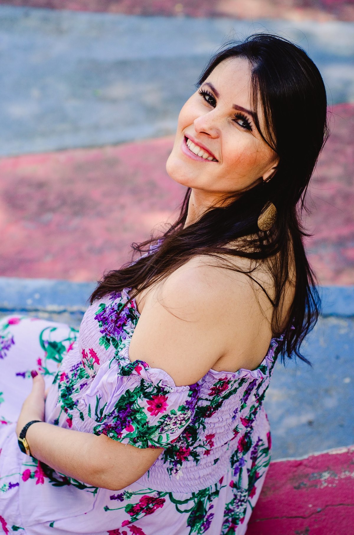 gestante sorrindo luz natural