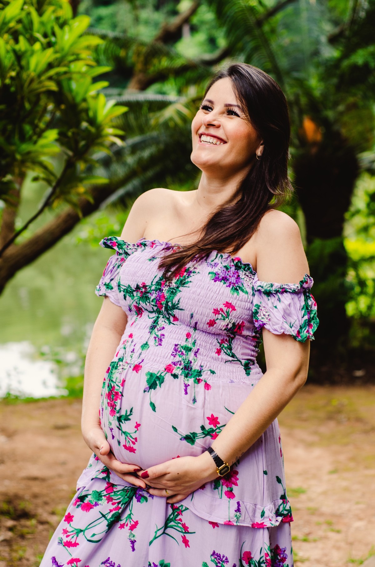 Foto gestante sorrindo externa vestido lilas lagoa