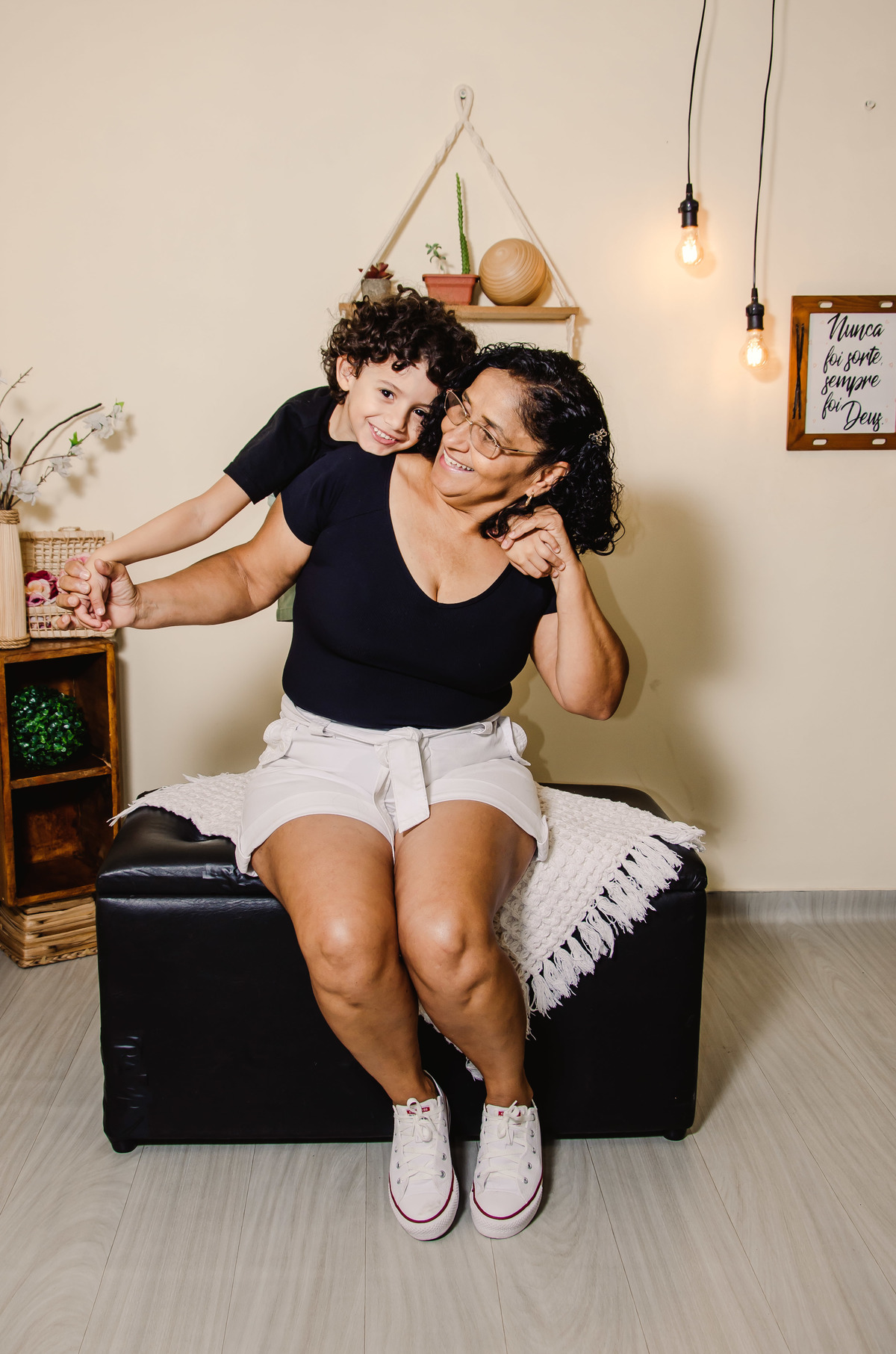 foto neto e avo brincando sorrindo sentados