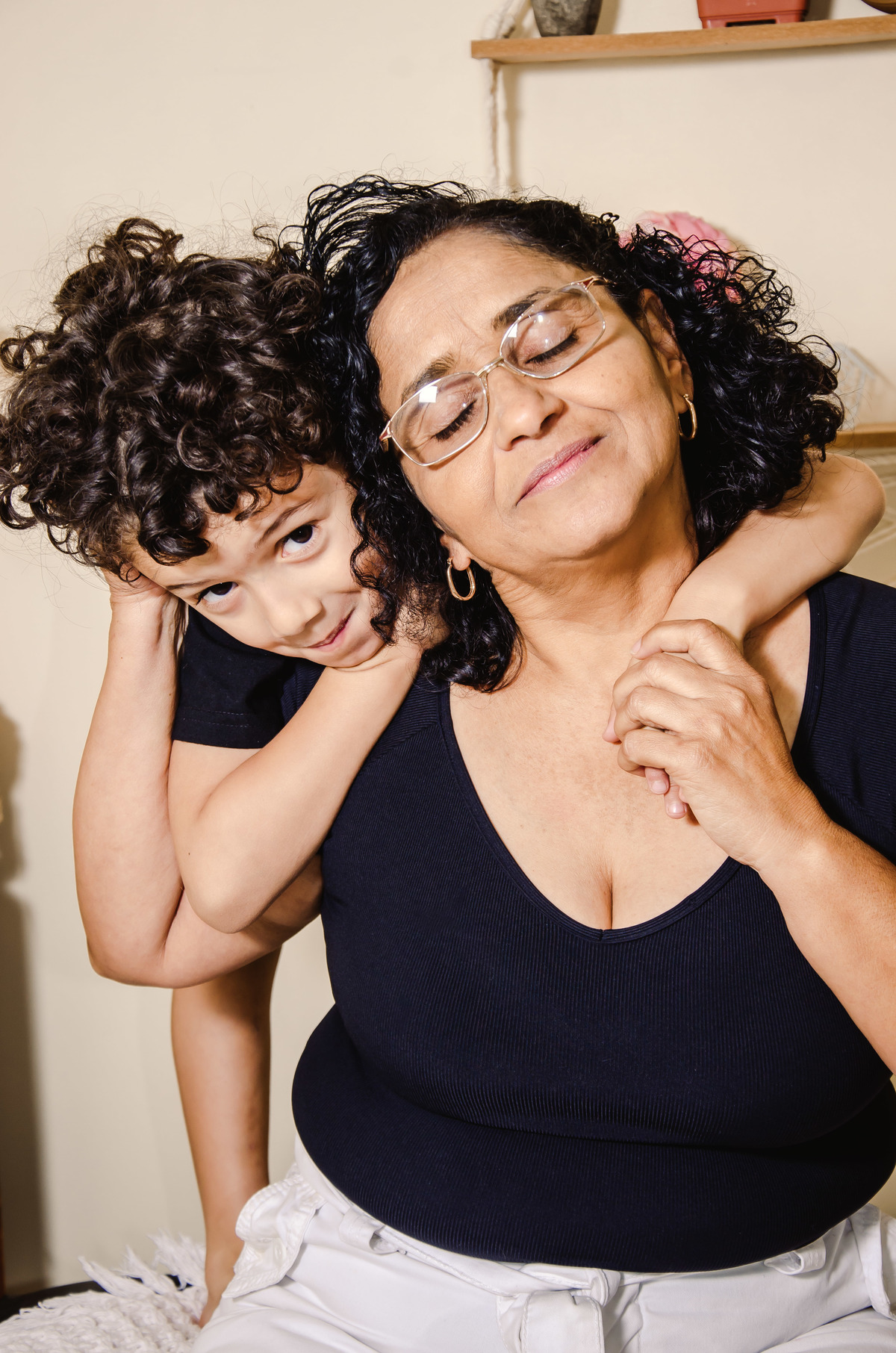 foto abraço de neto e avo