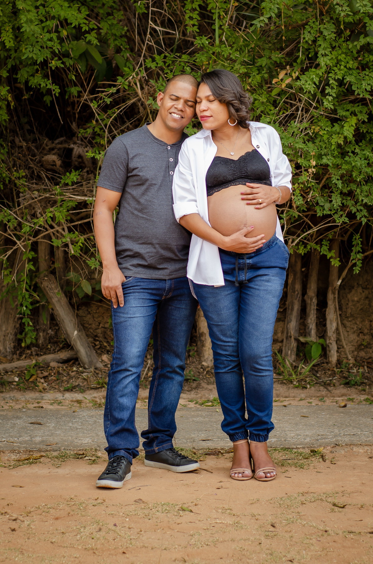 Foto casal gestante externa natureza calça jeans camisa branca top preto