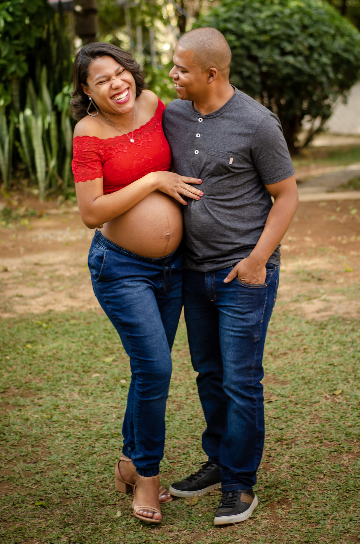 Foto casal gestante externa natureza cropped vermelho sorriso 