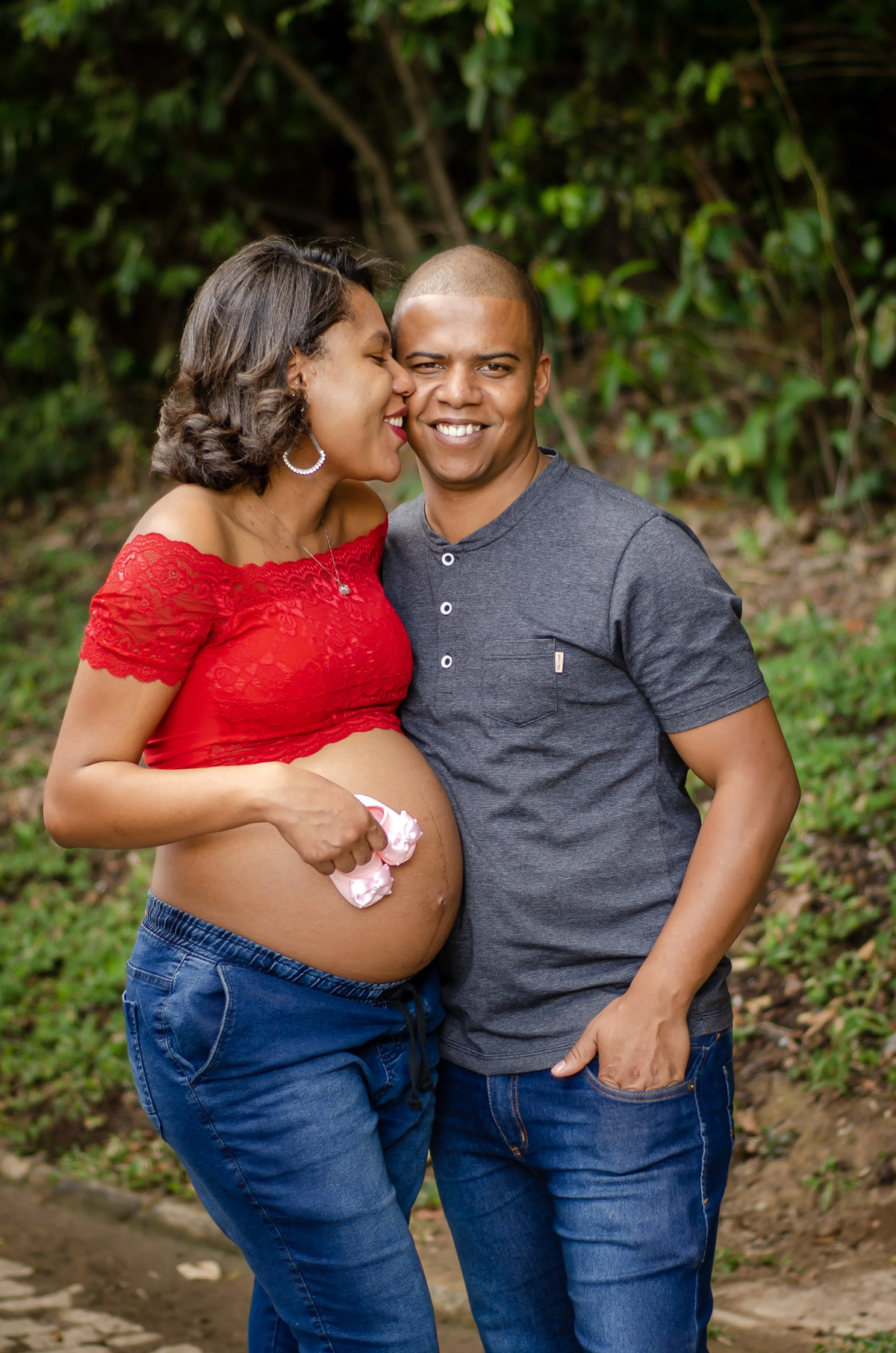 Foto casal gestante externa natureza cropped vermelho sapatinho na barriga 