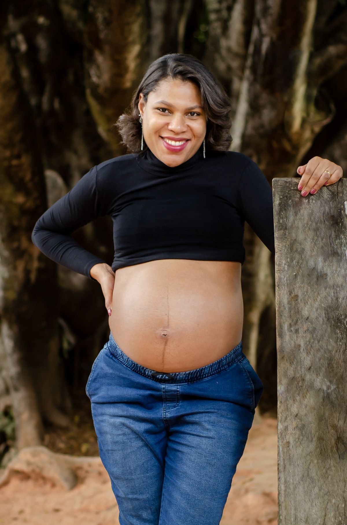 Foto gestante externa natureza top preto barriga de fora 