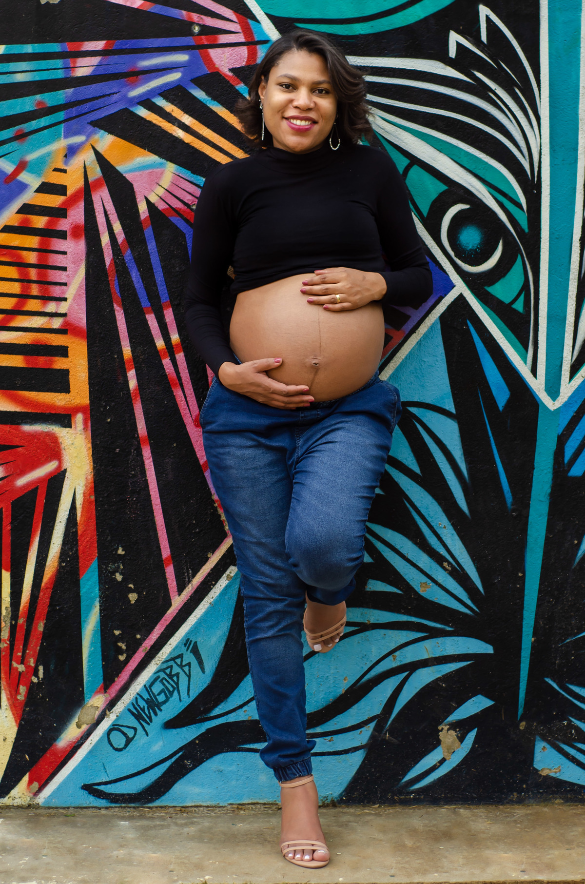 Foto gestante externa urbana grafite top preto barriga de fora 