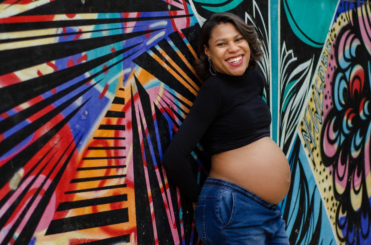 Foto gestante externa urbana grafite top preto barriga de fora meio corpo