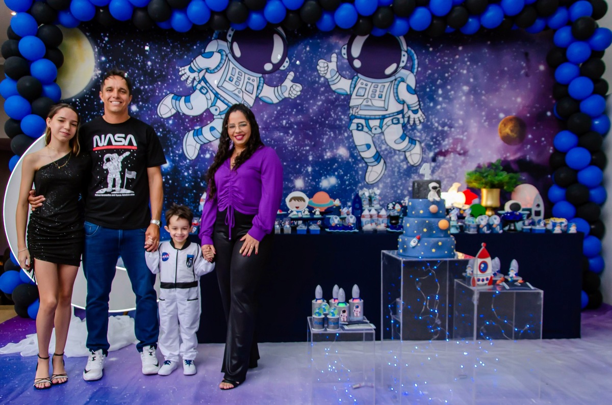 aniversario infantil tema astronauta foto da familia na decoração