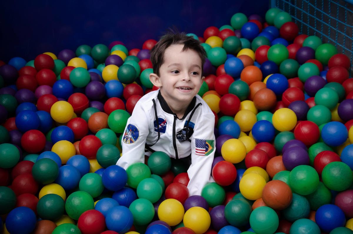 aniversario infantil tema astronauta foto crianca na piscina de bolinhas