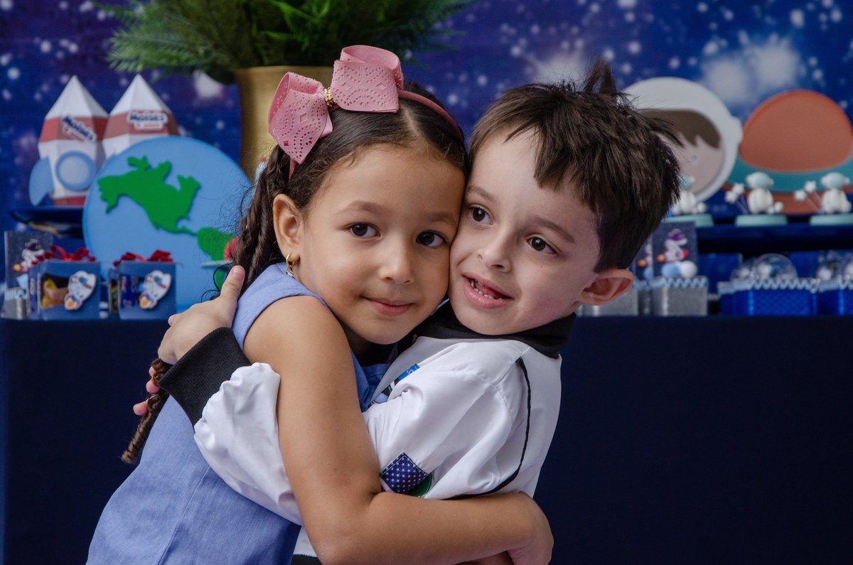 foto de abraco de crianca