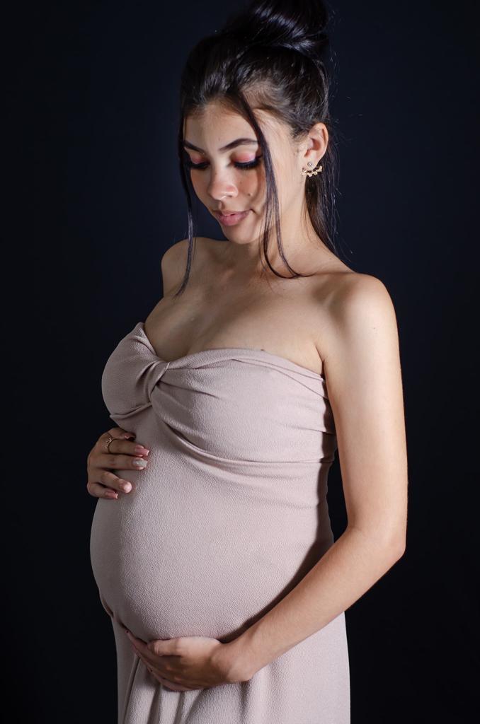 Fotos gestante vestido rosa nude fundo preto