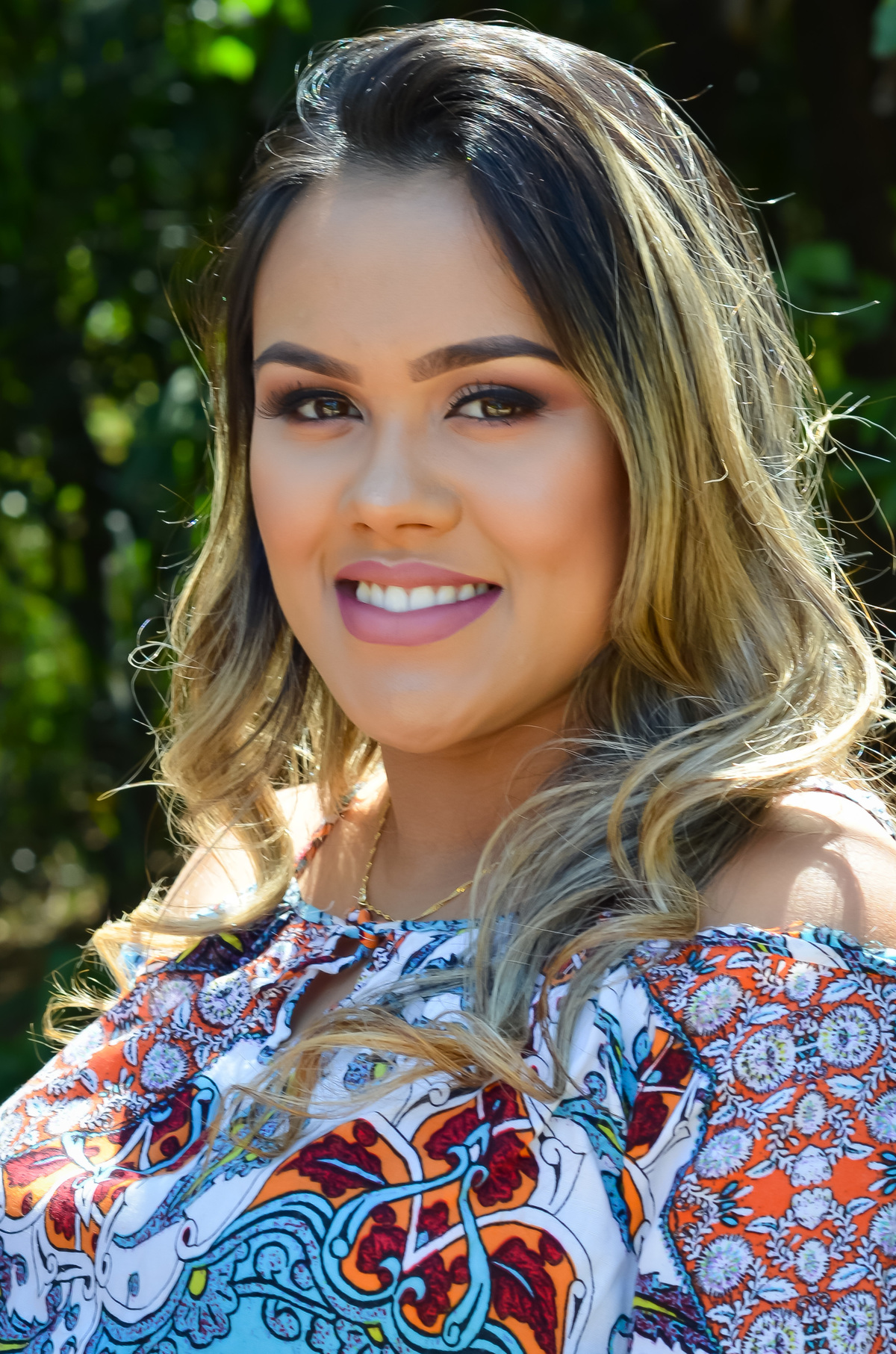 retrato gestante sorrindo em um dia ensolarado 