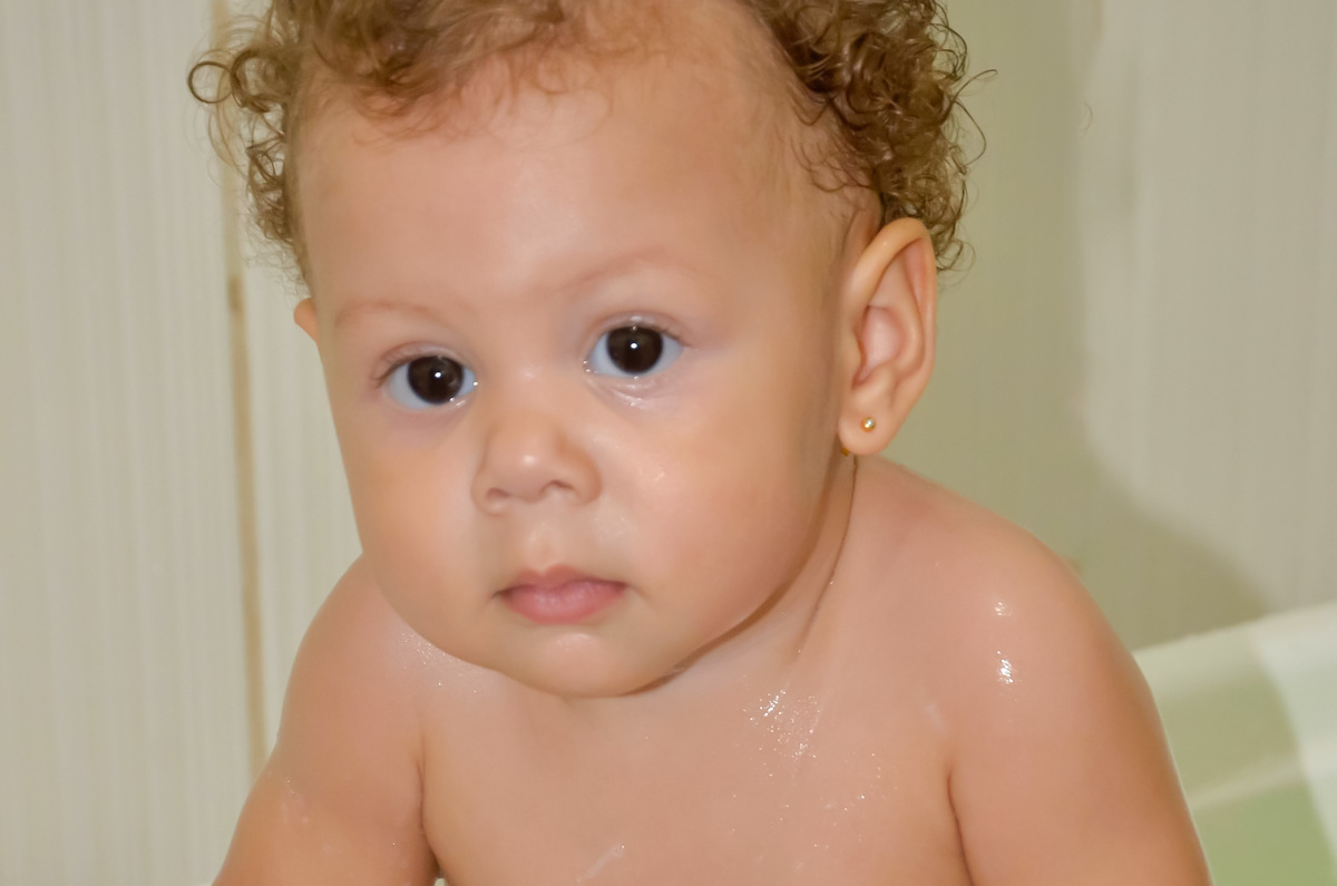 Foto colar de menina tomando banho de banheira cabelo molhado