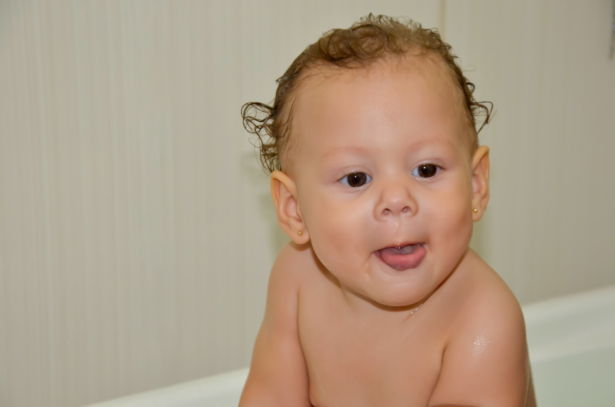 Foto colar de menina tomando banho de banheira Sorrindo