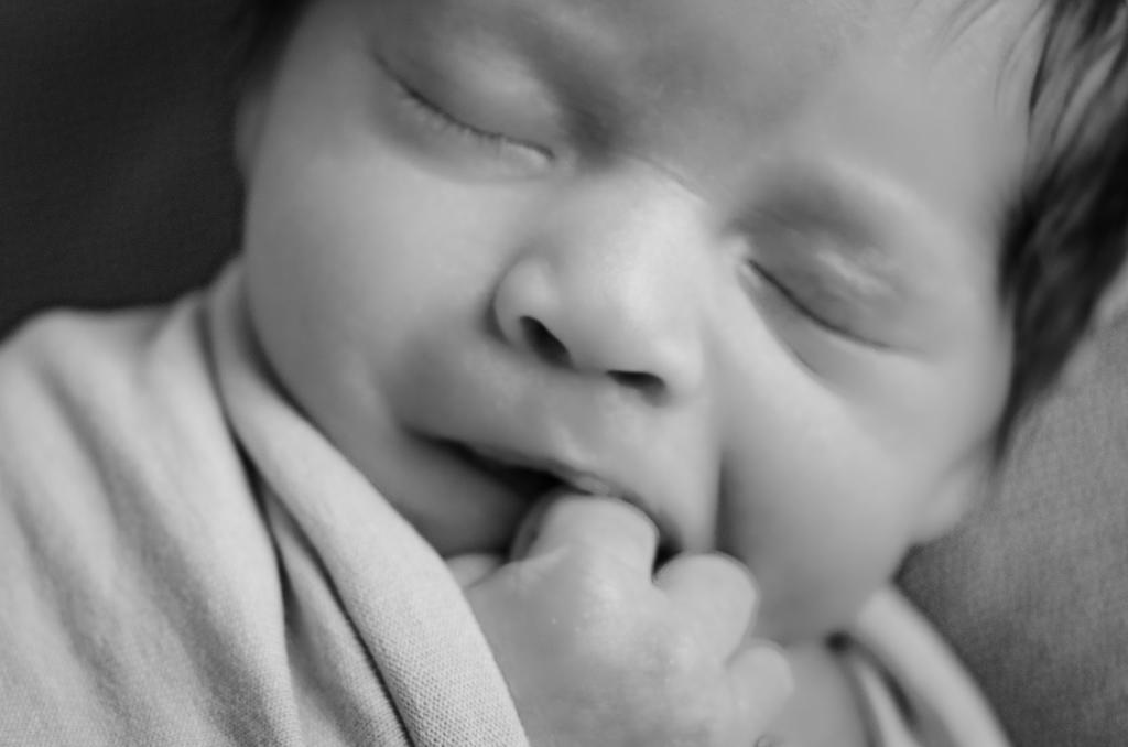 foto pb close bebe menina dormindo newborn enrolada wrap dedinhona boca