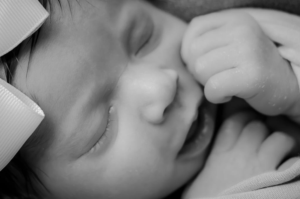 foto pb close bebe menina dormindo newborn enrolada wrap laço rosa