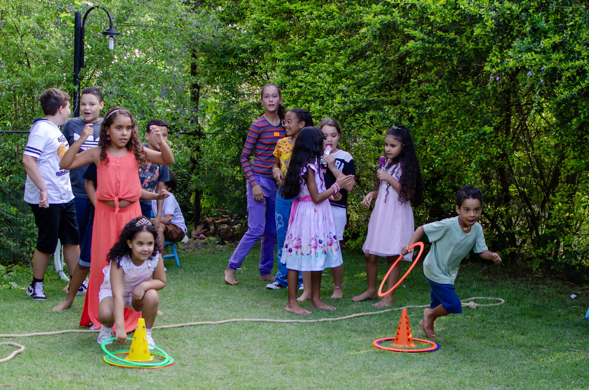 Festa infantil brincadeiras ao ar livre tio chocolate alegria
