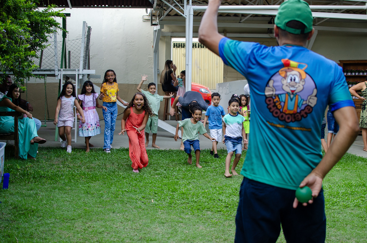 Em festa infantil ao ar livre tio chocolate
