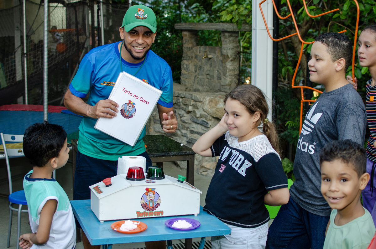 Brincadeira festa infantil torta na cara tio chocolate
