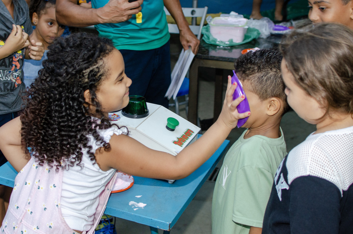 Festa infantil brincadeira torta na cara tio chocolate