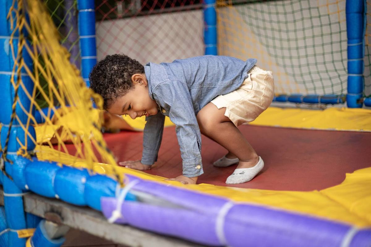 Festa infantil criança brincando pula-pula