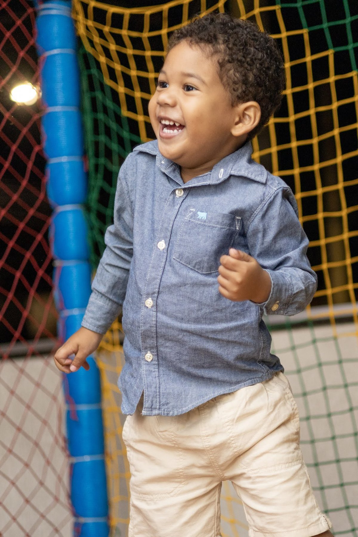 Festa infantil criança brincando pula-pula